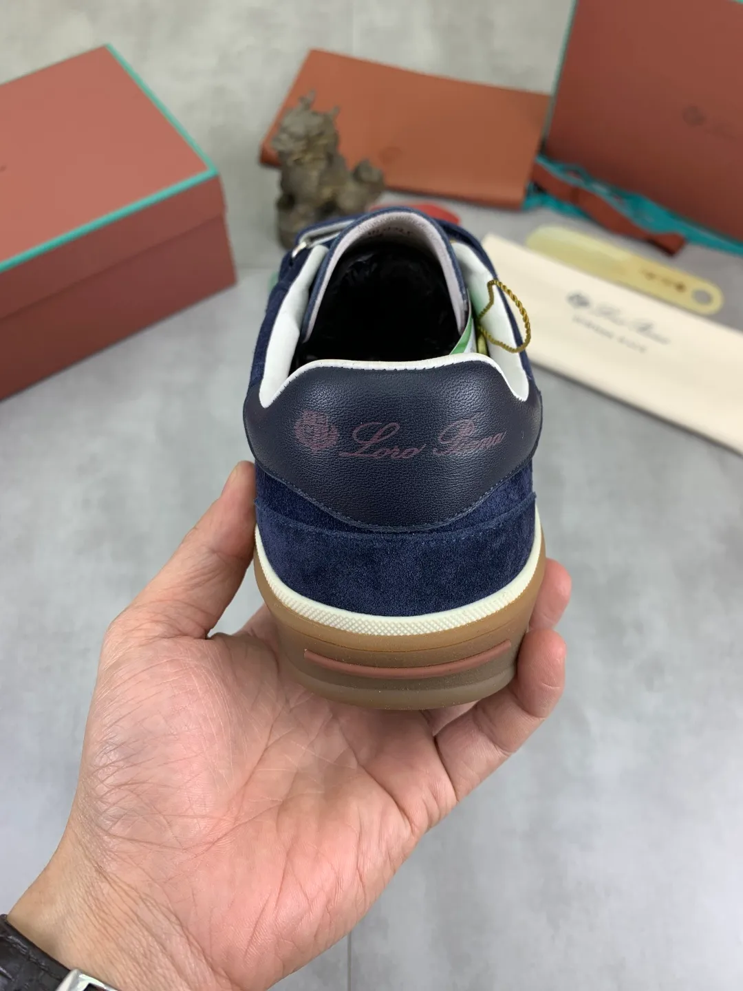 Men's men's shoes 💰P580 New model 💰 The latest casual shoes Loro Piana 💯 Top grade 💯 Buy the original copy 💯 Founded the existing Loro Piana company on April 24, 1924. It is the sixth generation of family operation, providing the best quality products to customers who are discerning about taste and quality. Imported original fly woven fabric with cowhide fabric, plain calfskin lining, hand-stitched thread with cowhide feet, original packaging, high-end outsole, size: 38-45 (custom-made for 46), 5️⃣ colors available